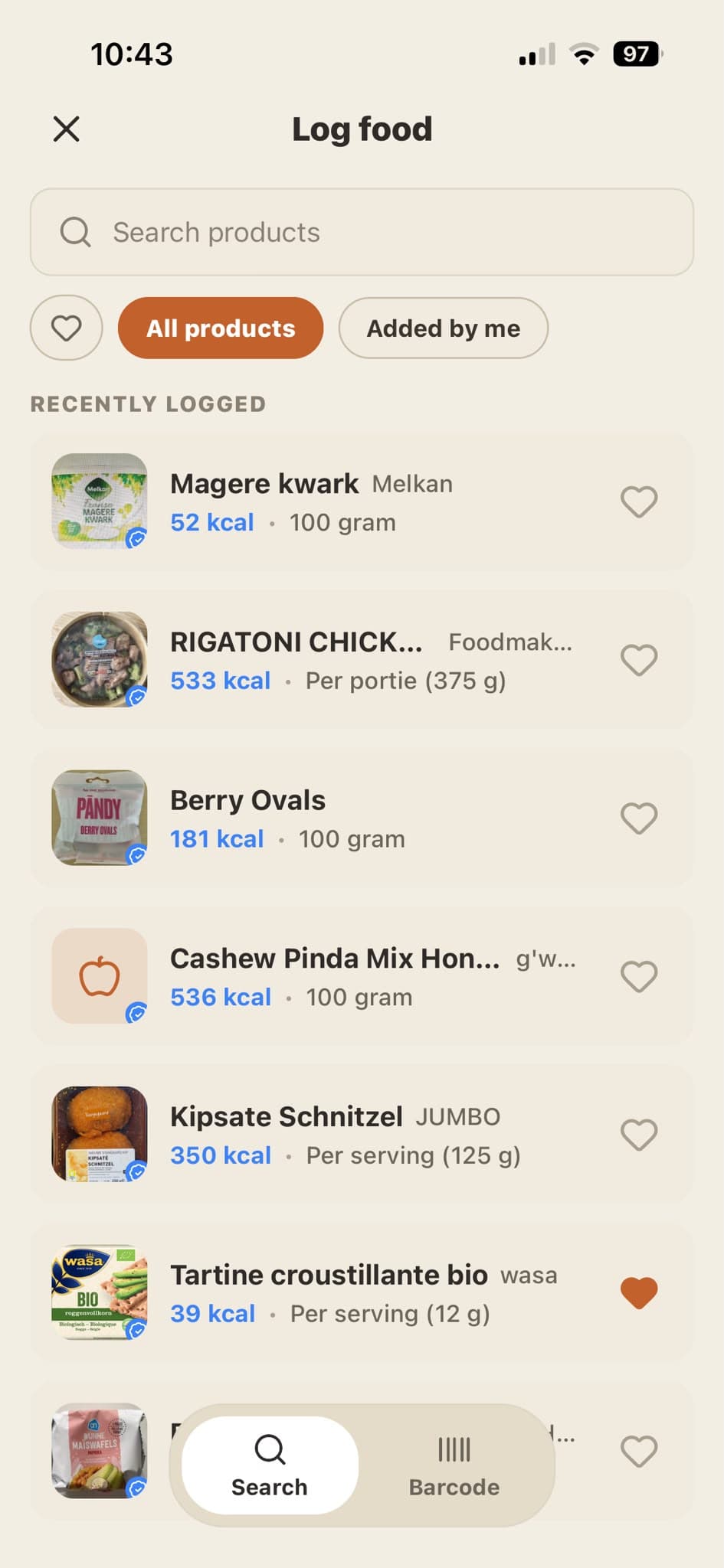 Het scherm 'Log food' in de app: een zoekbalk voor producten en daaronder een lijst met recent gelogde producten met hun calorieën per portie.