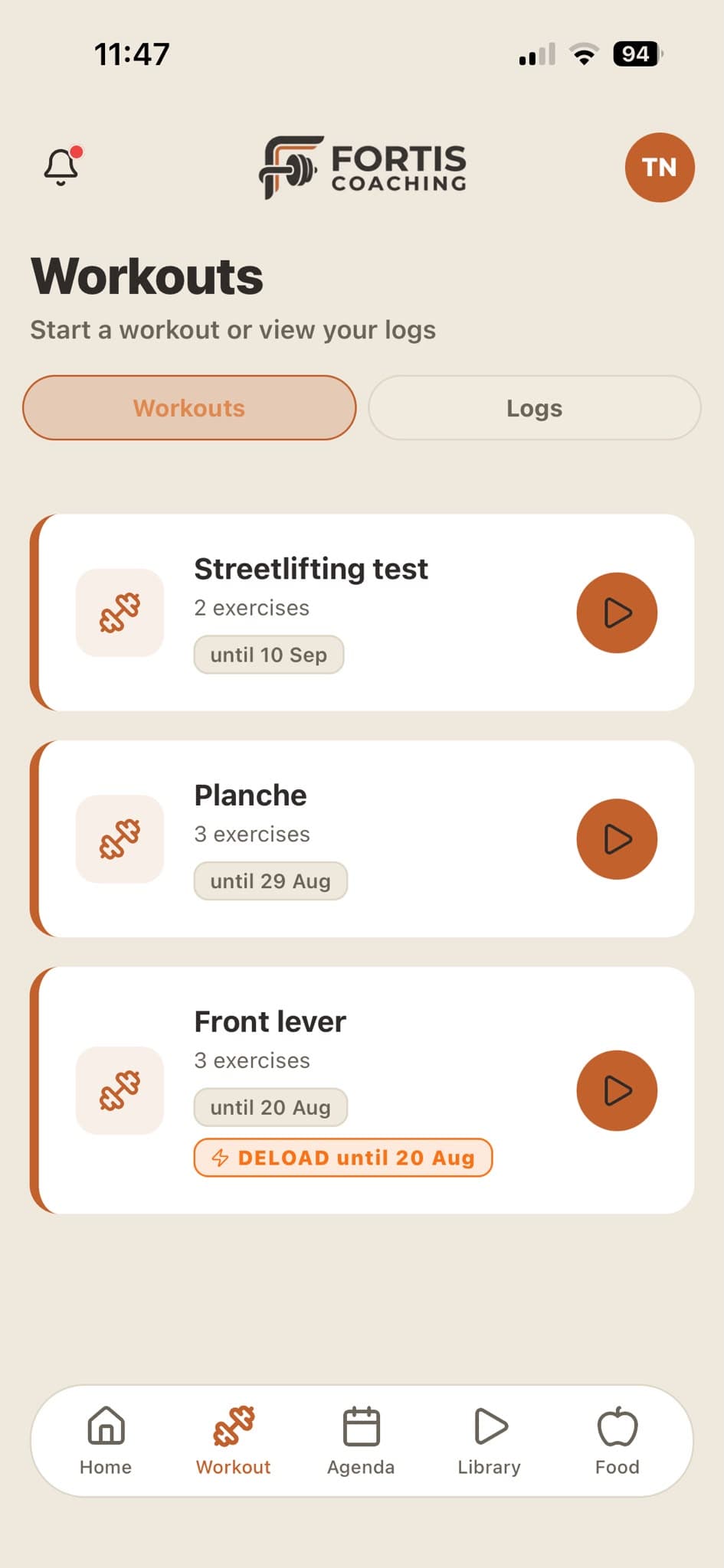 Het workouts-scherm: een lijst met trainingsschema's, per schema het aantal oefeningen, tot wanneer het loopt en een knop om te starten.