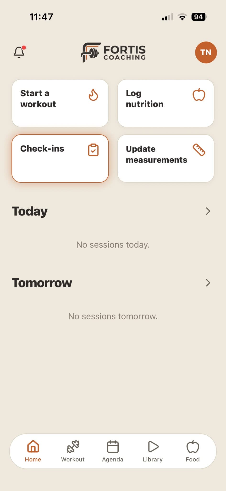 Het beginscherm van de app: snelkoppelingen naar een training starten, voeding loggen, check-ins en metingen bijwerken, met daaronder de sessies van vandaag en morgen.