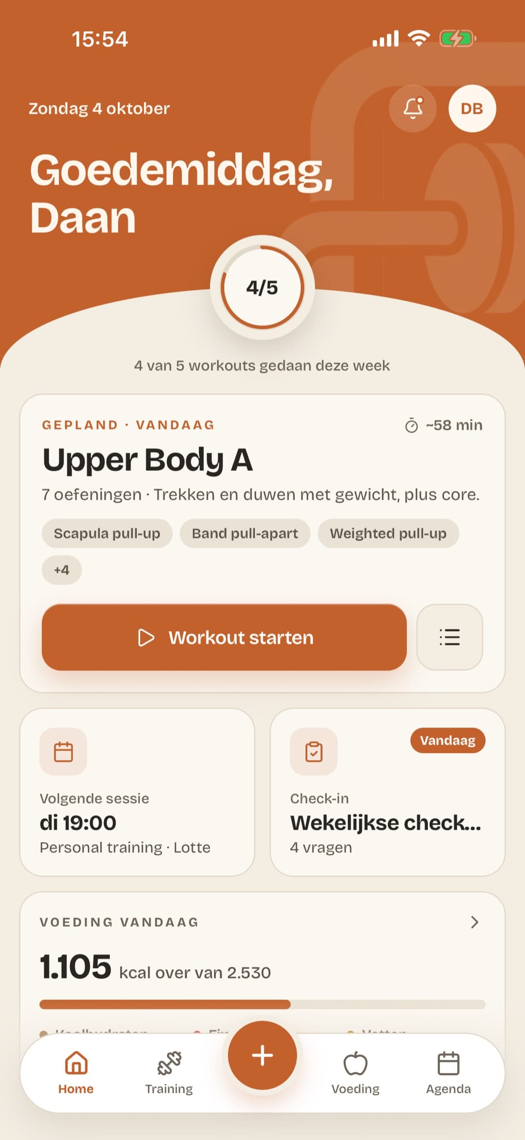 Het beginscherm van de app: hoeveel workouts je deze week gedaan hebt, de training die vandaag gepland staat met een knop om te starten, je volgende sessie, de wekelijkse check-in en hoeveel calorieën je nog over hebt.