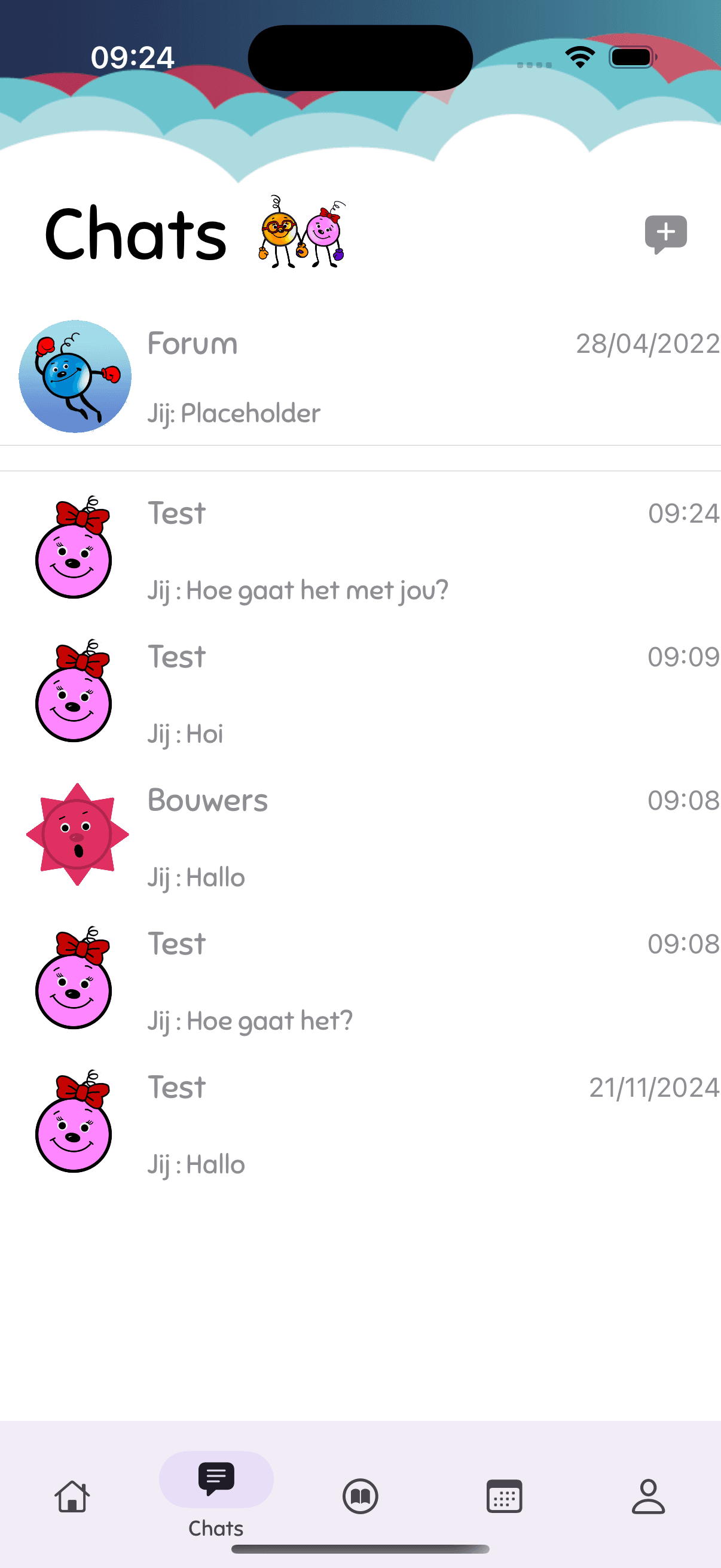 Het chatscherm van de app: een lijst met gesprekken, elk met de naam, het laatste bericht en het tijdstip, en bovenaan een ingang naar het forum.